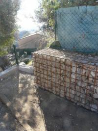 Fabrication et pose de Gabions par votre entreprise de jardin Prudon Paysages, jardinier paysagiste de Saint-Laurent-du-Var, et qui se déplace dans les alpes maritimes.